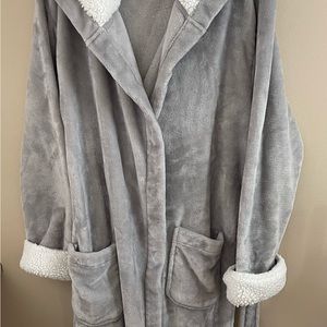 Like new Bee and Willow robe